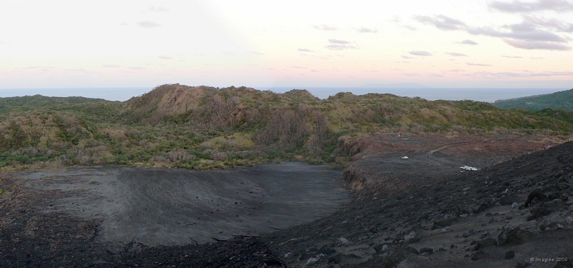 127- Sur les pentes du volcan Yasur au crepuscule.JPG